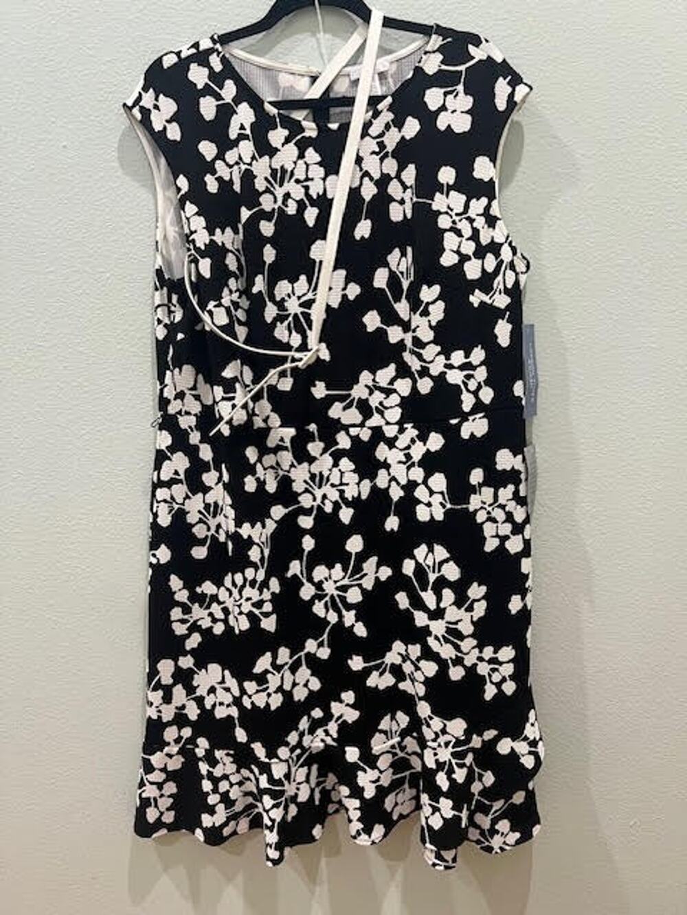 NWT London Times Woman Size 16W Black with White Floral Pattern Sleeveless Dress